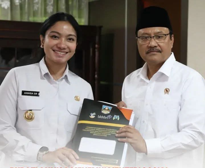 Bupati Dharmasraya, Annisa Suci Ramadhani melakukan audiensi dengan Mensos RI, Saifullah Yusuf (Gus Ipul), di Kantor Kemensos, Jakarta. (Foto: Pemkab Dharmasraya)