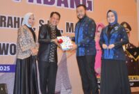 Wali Kota Padang Fadly Amran bersama Ketua TP-PKK Kota Padang menghadiri acara Kenal Pamit Kapolresta Padang. (Foto: Prokopim Padang)
