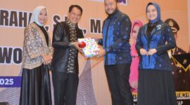 Wali Kota Padang Fadly Amran bersama Ketua TP-PKK Kota Padang menghadiri acara Kenal Pamit Kapolresta Padang. (Foto: Prokopim Padang)