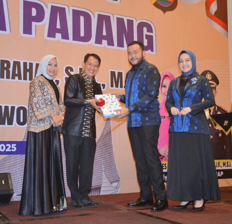 Wali Kota Padang Fadly Amran bersama Ketua TP-PKK Kota Padang menghadiri acara Kenal Pamit Kapolresta Padang. (Foto: Prokopim Padang)