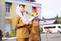Bupati Dharmasraya Annisa Suci Ramadhani apel gabungan di halaman Kantor Bupati Dharmasraya, Senin (14/4/2025). (Foto: Pemkab Dharmasraya)