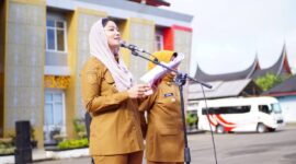Bupati Dharmasraya Annisa Suci Ramadhani apel gabungan di halaman Kantor Bupati Dharmasraya, Senin (14/4/2025). (Foto: Pemkab Dharmasraya)