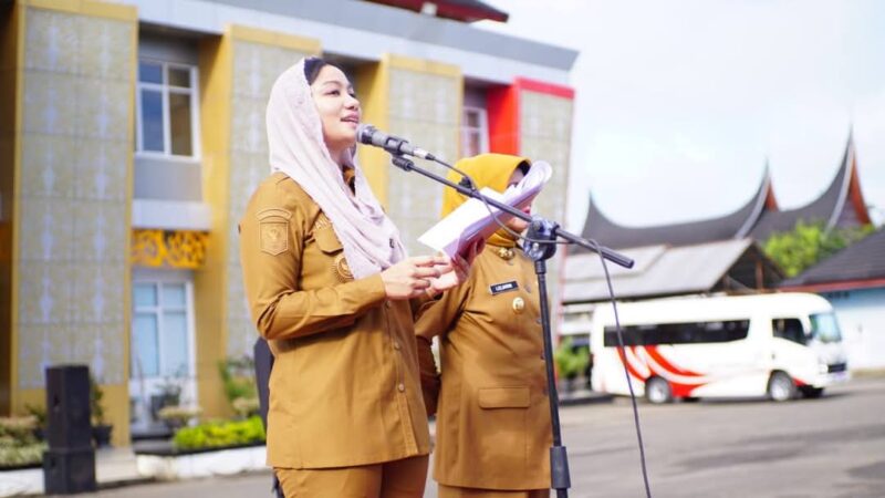 Bupati Dharmasraya Annisa Suci Ramadhani apel gabungan di halaman Kantor Bupati Dharmasraya, Senin (14/4/2025). (Foto: Pemkab Dharmasraya)