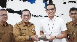 Bupati Tanah Datar, Eka Putra mengunjungi kantor Pertamina Patra Niaga Sumbar di Padang pada Senin (14/4/2025). (Foto: Prokopim Tanah Datar)