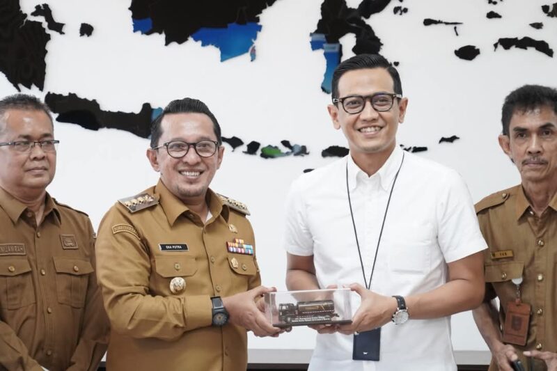 Bupati Tanah Datar, Eka Putra mengunjungi kantor Pertamina Patra Niaga Sumbar di Padang pada Senin (14/4/2025). (Foto: Prokopim Tanah Datar)