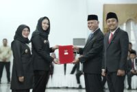 Bupati Dharmasraya, Annisa Suci Ramadhani bersama Gubernur Sumbar Mahyeldi. (Foto: Prokopim Padang)