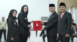 Bupati Dharmasraya, Annisa Suci Ramadhani bersama Gubernur Sumbar Mahyeldi. (Foto: Prokopim Padang)