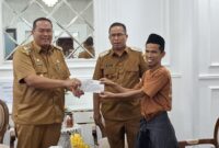 Wali Kota Pariaman Yota Balad memberikan dukungan kepada Efriadi yang akan berjalan kaki ke Makkah untuk menunaikan umrah. (Foto: Kominfo Pariaman)