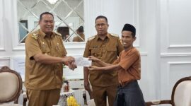 Wali Kota Pariaman Yota Balad memberikan dukungan kepada Efriadi yang akan berjalan kaki ke Makkah untuk menunaikan umrah. (Foto: Kominfo Pariaman)
