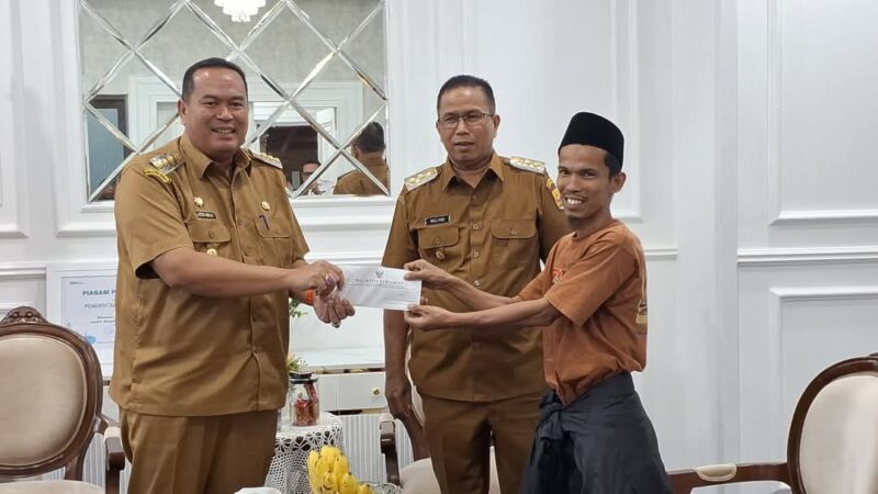 Wali Kota Pariaman Yota Balad memberikan dukungan kepada Efriadi yang akan berjalan kaki ke Makkah untuk menunaikan umrah. (Foto: Kominfo Pariaman)