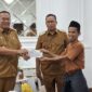 Wali Kota Pariaman Yota Balad memberikan dukungan kepada Efriadi yang akan berjalan kaki ke Makkah untuk menunaikan umrah. (Foto: Kominfo Pariaman)