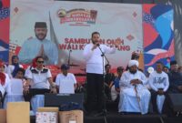 Wali Kota Padang Fadly Amran memberikan hadiah umrah kepada petugas kebersihan Kota Padang. (Foto: FB Diskominfo Padang)