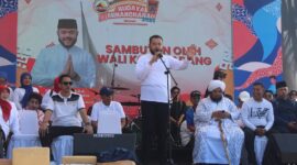 Wali Kota Padang Fadly Amran memberikan hadiah umrah kepada petugas kebersihan Kota Padang. (Foto: FB Diskominfo Padang)