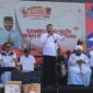 Wali Kota Padang Fadly Amran memberikan hadiah umrah kepada petugas kebersihan Kota Padang. (Foto: FB Diskominfo Padang)