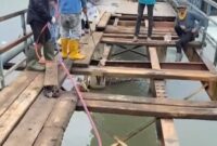 Pemko Padang melakukan perbaikan Jembatan Gunung Nago. (FB: Diskominfo Padang)