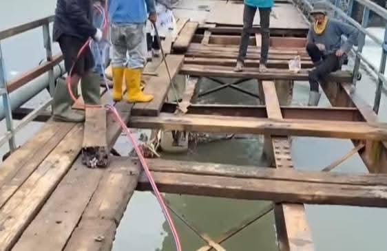 Pemko Padang melakukan perbaikan Jembatan Gunung Nago. (FB: Diskominfo Padang)