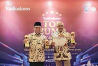 Wakil Wali Kota Padang Maigus Nasir bersama Dirut Perumda Air Minum Padang Hendra Pebrizal menerima penghargaan di ajang Top BUMD Awards 2025 di Jakarta, Senin (28/4/2025). (Foto: FB Diskominfo Padang)