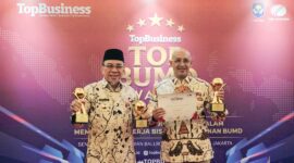 Wakil Wali Kota Padang Maigus Nasir bersama Dirut Perumda Air Minum Padang Hendra Pebrizal menerima penghargaan di ajang Top BUMD Awards 2025 di Jakarta, Senin (28/4/2025). (Foto: FB Diskominfo Padang)