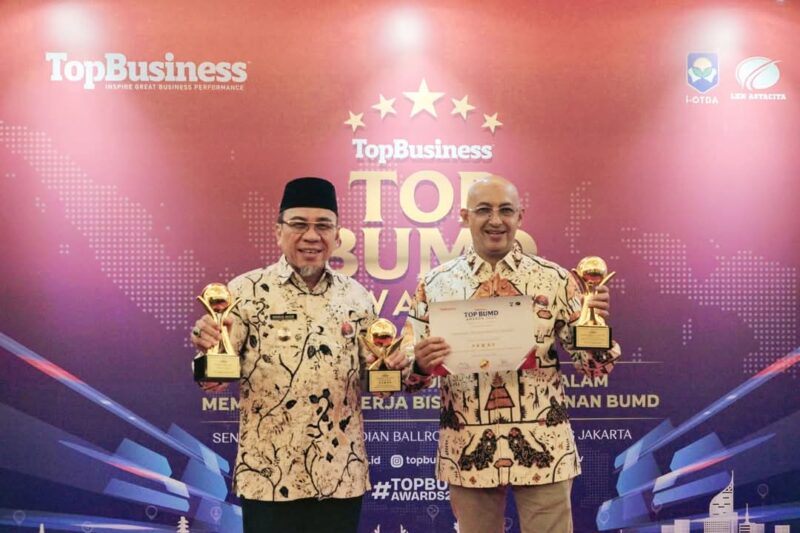 Wakil Wali Kota Padang Maigus Nasir bersama Dirut Perumda Air Minum Padang Hendra Pebrizal menerima penghargaan di ajang Top BUMD Awards 2025 di Jakarta, Senin (28/4/2025). (Foto: FB Diskominfo Padang)