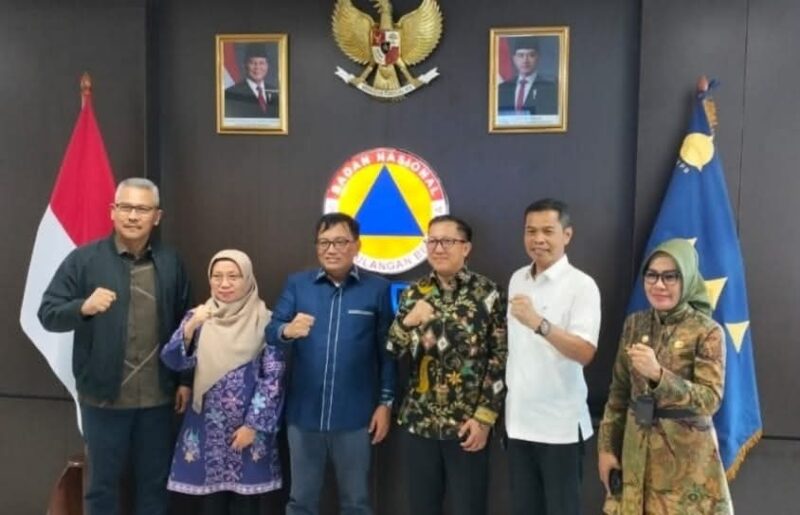 Pj Sekda Provinsi Sumbar, Yozarwardi bersama Kalaksa BPBD Sumbar mengikuti rakor di Graha BNPB, Jakarta, Selasa (29/4/2025). (Foto: adpsb)
