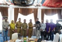 PT Pegadaian Kanwil II Pekanbaru menyalurkan bantuan senilai Rp86 juta untuk perbaikan Dam irigasi di Nagari Rambatan, Tanah Datar. (Foto: Prokopim Tanah Datar)
