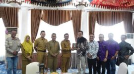 PT Pegadaian Kanwil II Pekanbaru menyalurkan bantuan senilai Rp86 juta untuk perbaikan Dam irigasi di Nagari Rambatan, Tanah Datar. (Foto: Prokopim Tanah Datar)
