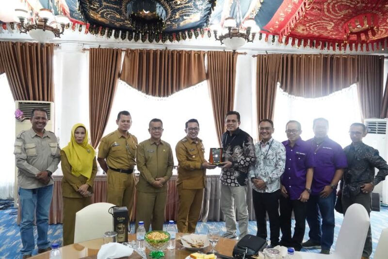 PT Pegadaian Kanwil II Pekanbaru menyalurkan bantuan senilai Rp86 juta untuk perbaikan Dam irigasi di Nagari Rambatan, Tanah Datar. (Foto: Prokopim Tanah Datar)