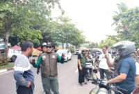 Kasatpol PP Padang, Chandra Eka Putra melakukan pemantauan di objek wisata Pantai Padang. (Foto: Satpol PP Padang)