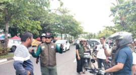 Kasatpol PP Padang, Chandra Eka Putra melakukan pemantauan di objek wisata Pantai Padang. (Foto: Satpol PP Padang)
