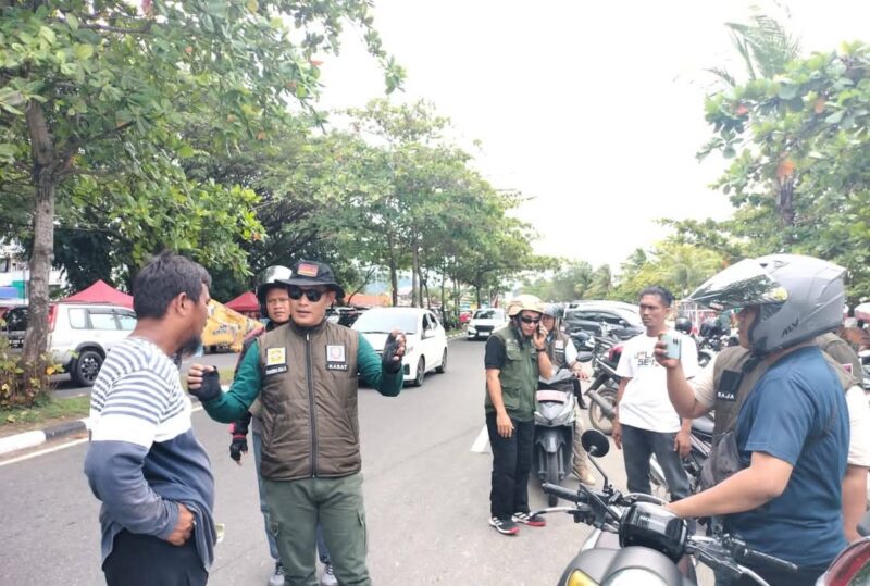 Kasatpol PP Padang, Chandra Eka Putra melakukan pemantauan di objek wisata Pantai Padang. (Foto: Satpol PP Padang)