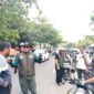 Kasatpol PP Padang, Chandra Eka Putra melakukan pemantauan di objek wisata Pantai Padang. (Foto: Satpol PP Padang)