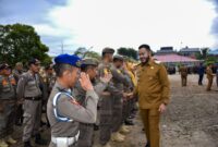 Wali Kota Padang Fadly Amran menyalami personil Satpol PP usai apel gabungan, Selasa (8/3/205). (Foto: Prokopim Padang)