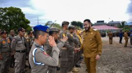 Wali Kota Padang Fadly Amran menyalami personil Satpol PP usai apel gabungan, Selasa (8/3/205). (Foto: Prokopim Padang)
