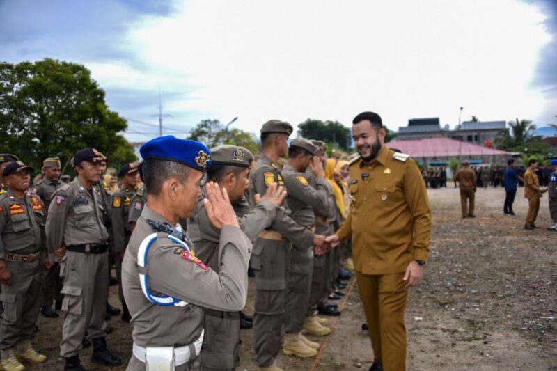 Wali Kota Padang Fadly Amran menyalami personil Satpol PP usai apel gabungan, Selasa (8/3/205). (Foto: Prokopim Padang)