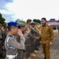 Wali Kota Padang Fadly Amran menyalami personil Satpol PP usai apel gabungan, Selasa (8/3/205). (Foto: Prokopim Padang)