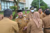 Wakil Wali Kota Padang Maigus Nasir menyalami para ASN usai apel pagi gabungan di hari pertama kerja usai cuti bersama Idul Fitri 1446 H, Selasa (8/3/2025). (Foto: Prokopim Padang)