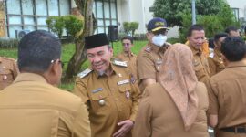 Wakil Wali Kota Padang Maigus Nasir menyalami para ASN usai apel pagi gabungan di hari pertama kerja usai cuti bersama Idul Fitri 1446 H, Selasa (8/3/2025). (Foto: Prokopim Padang)