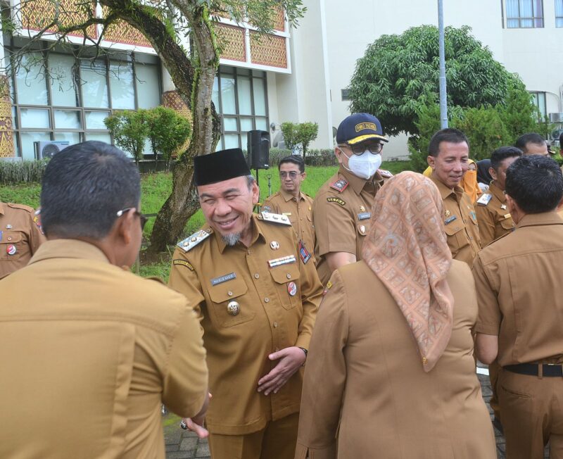 Wakil Wali Kota Padang Maigus Nasir menyalami para ASN usai apel pagi gabungan di hari pertama kerja usai cuti bersama Idul Fitri 1446 H, Selasa (8/3/2025). (Foto: Prokopim Padang)