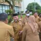Wakil Wali Kota Padang Maigus Nasir menyalami para ASN usai apel pagi gabungan di hari pertama kerja usai cuti bersama Idul Fitri 1446 H, Selasa (8/3/2025). (Foto: Prokopim Padang)