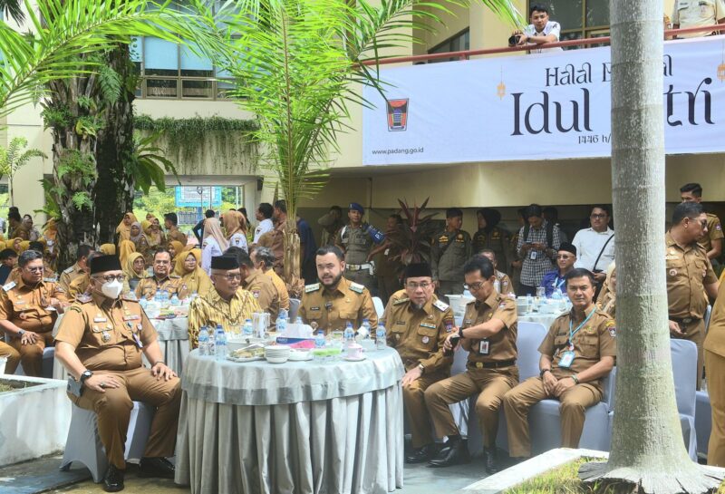 Pemko Padang menggelar acara Halal Bihalal di Kantor Balai Kota Aie Pacah, Selasa (8/4/2025). (Foto: Prokopim Padang)