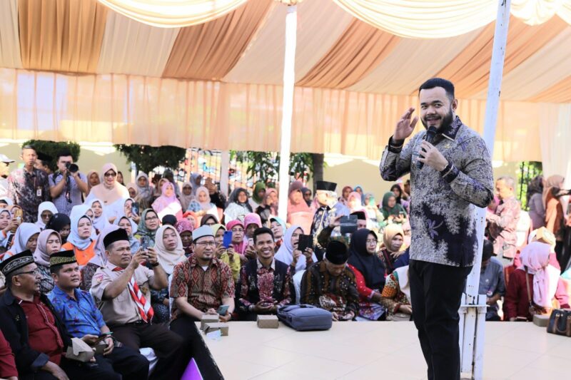 Wali Kota Padang Fadly Amran menyampaikan sambutan di Kecamatan Nanggalo. (Foto: Prokopim Padang)