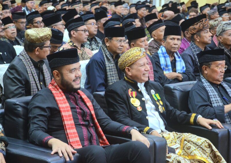 Wali Kota Padang Fadly Amran menghadiri silaturahmi ninik mamak se-Sumbar di Auditorium UNP Minggu (13/4/2025). (Foto: Prokopim Padang)