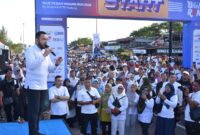 Wali Kota Padang Fadly Amran menyapa ribuan peserta Fun Walk di Jalan Samudera, Sabtu (19/4/2025). 