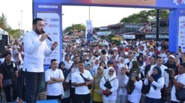 Wali Kota Padang Fadly Amran menyapa ribuan peserta Fun Walk di Jalan Samudera, Sabtu (19/4/2025). 