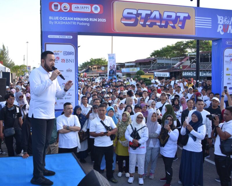 Wali Kota Padang Fadly Amran menyapa ribuan peserta Fun Walk di Jalan Samudera, Sabtu (19/4/2025). 