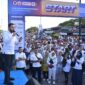 Wali Kota Padang Fadly Amran menyapa ribuan peserta Fun Walk di Jalan Samudera, Sabtu (19/4/2025). 