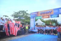 Wali Kota Padang Fadly Amran melepas event lari Blue Ocean Minang (BOM) Run 2025 di Pantai Purus, Minggu pagi, (20/4/2025). (Foto: Prokopim Padang)