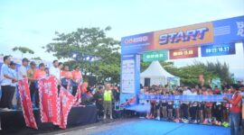 Wali Kota Padang Fadly Amran melepas event lari Blue Ocean Minang (BOM) Run 2025 di Pantai Purus, Minggu pagi, (20/4/2025). (Foto: Prokopim Padang)