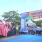 Wali Kota Padang Fadly Amran melepas event lari Blue Ocean Minang (BOM) Run 2025 di Pantai Purus, Minggu pagi, (20/4/2025). (Foto: Prokopim Padang)