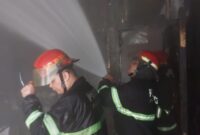 Petugas Damkar Padang memadamkan api di KPP Pratama Padang Satu, Minggu (20/4/2025). (Foto: Dinas Damkar Padang)